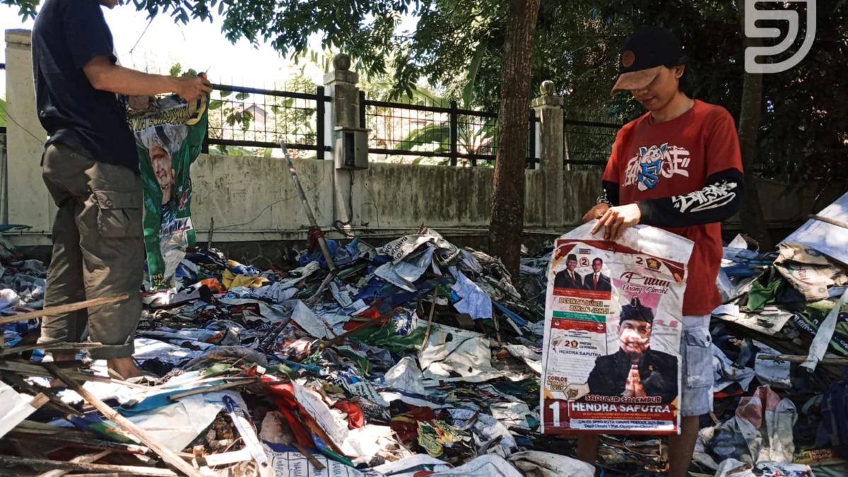 Penumpukan sampah APK pasca Pemilu 2024 untuk didaur ulang oleh Dinas Lingkungan Hidup (DLH) Kota Cimahi.