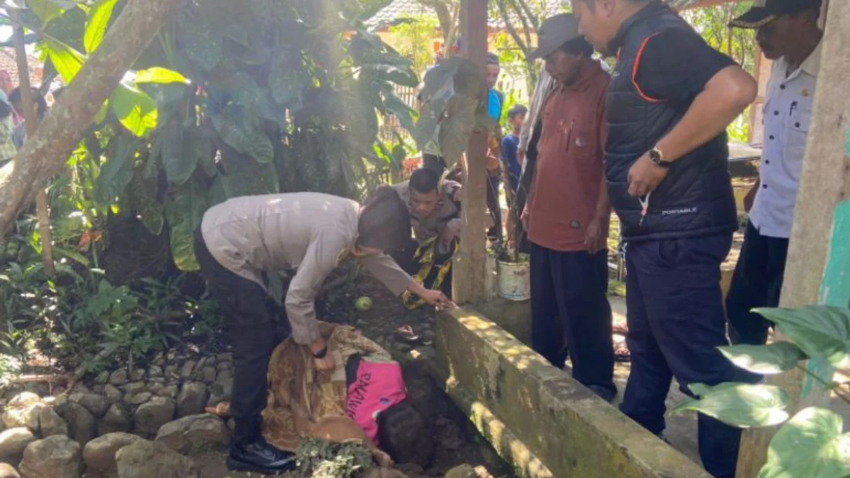 Lansia di Sukabumi Tergeletak Tak Bernyawa di Depan Rumah, Keluarga Tolak Autopsi Hernawan (62) ditemukan tergelak di halaman rumahnya di Kampung Rancabunhur, Desa Karangjaya, Kecamatan Gegerbitung, Kabupaten Sukabumi, Rabu (20/3).