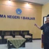 Kepsek SMAN 1 Banjar, Barnas, saat menunjukkan salah satu ruangan yang telah direhab menggunakan dana BOS.