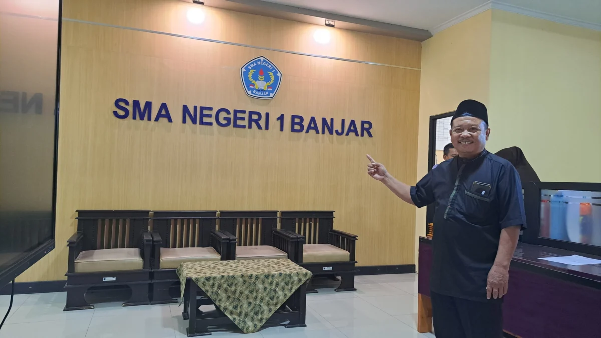 Kepsek SMAN 1 Banjar, Barnas, saat menunjukkan salah satu ruangan yang telah direhab menggunakan dana BOS.