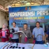 Kasat Reskrim Polres Sukabumi Kota, AKP Bagus Panuntun (tengah) bersama anggota kepolisian lainnya saat memperlihatkan barang bukti aksi konvoi Jalanan.