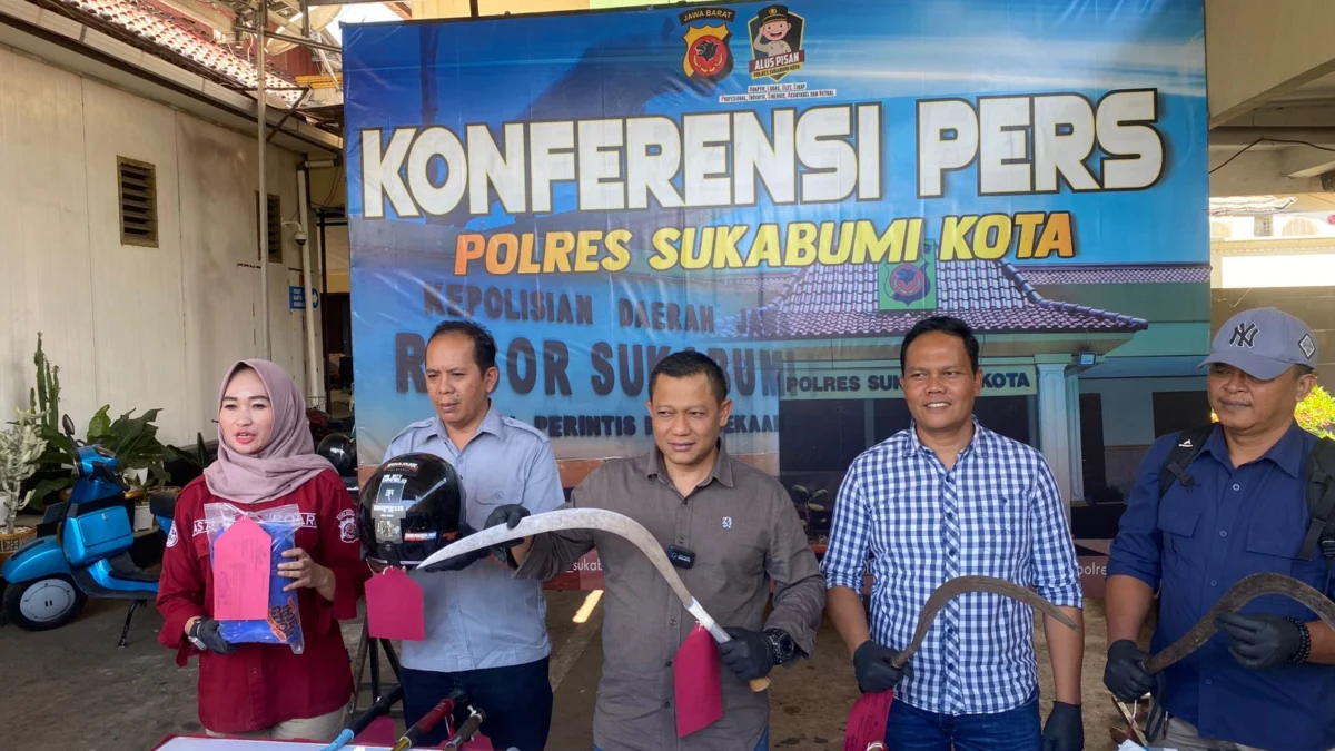 Sekelompok Remaja Konvoi di Jalanan Sukabumi, 2 Orang Terluka Kasat Reskrim Polres Sukabumi Kota, AKP Bagus Panuntun (tengah) bersama anggota kepolisian lainnya saat memperlihatkan barang bukti aksi konvoi Jalanan.