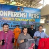 Kasat Reskrim Polres Sukabumi Kota, AKP Bagus Panuntun (tengah) beserta jajaran saat memperlihatkan barang bukti.