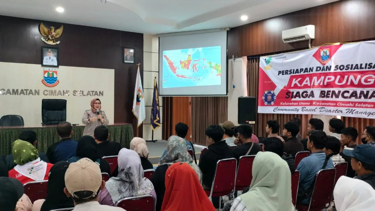 Kabid Linjamsos Dinas Sosial Jawa Barat, Dra. Enok Komariyah, saat memberi materi Kebijakan Dinas Sosial dalam Mitigasi dan kesiapsiagaan Bencana.