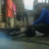 CEGAH DBD: Petugas melakukan Fooging di pemukiman warga kawasan Desa Cibiru Wetan, Kabupaten Bandung.