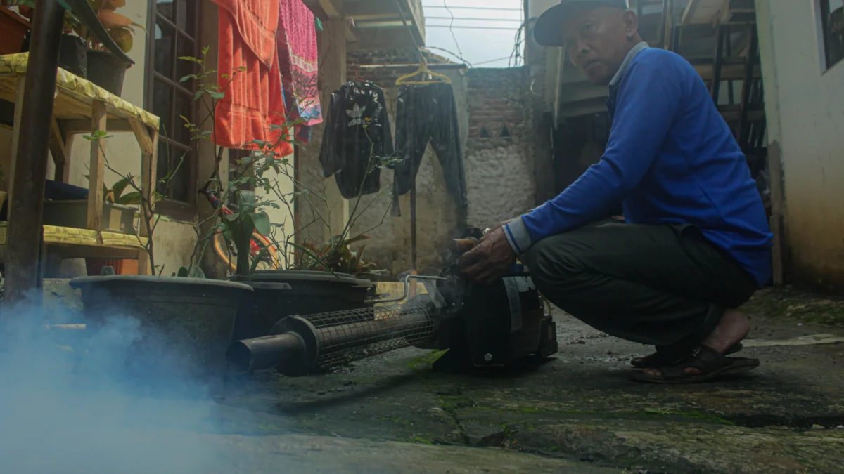 CEGAH DBD: Petugas melakukan Fooging di pemukiman warga kawasan Desa Cibiru Wetan, Kabupaten Bandung.
