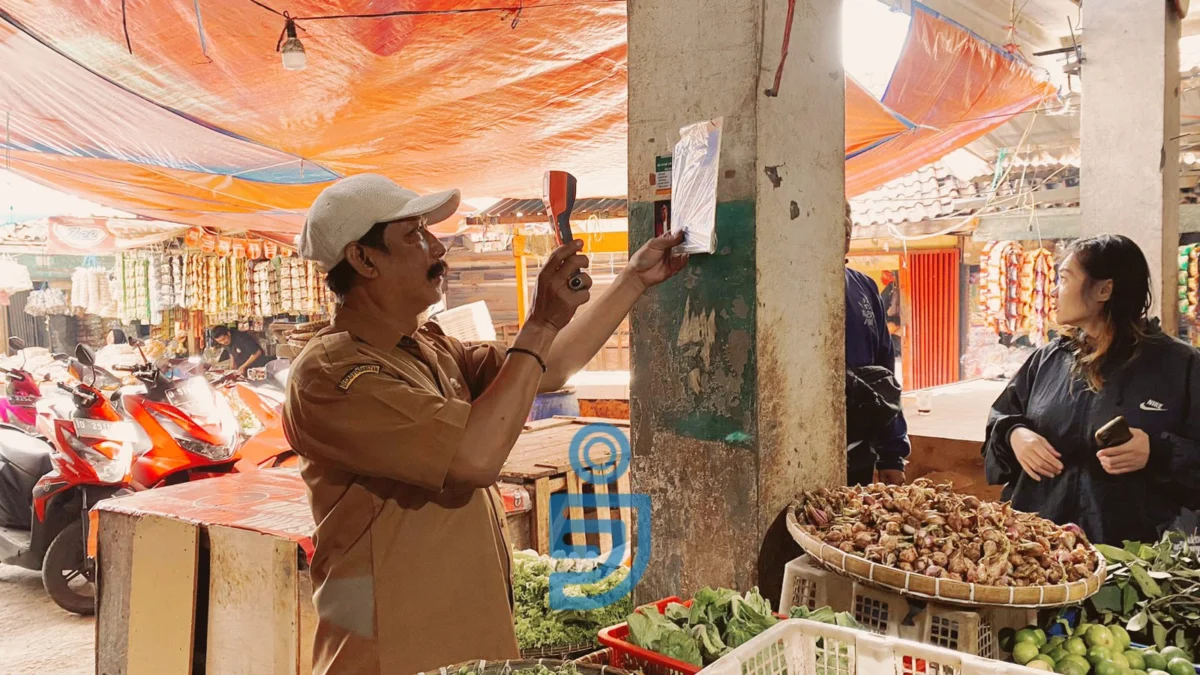 Doc. Petugas Pasar yang Sedang Melaksanakan Pungutan Retribusi Secara Digitalisasi (Mong?