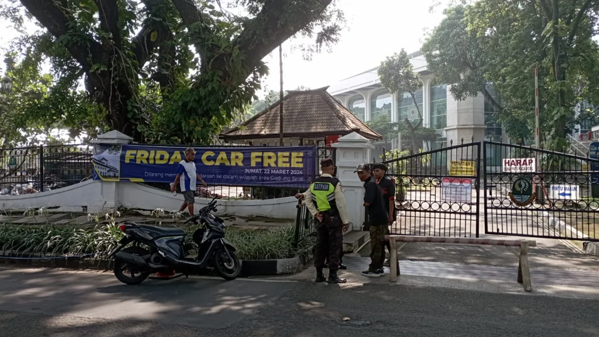 Friday Car Free! Hari Ini, Lingkungan Gedung Sate Bebas Kendaraan Dok. Pemprov Jabar terapkan kebijakan Friday Car Free atau bebas kendaraan di lingkungan Gedung Sate Bandung. Jum'at (22/3). Foto. Sandi Nugraha