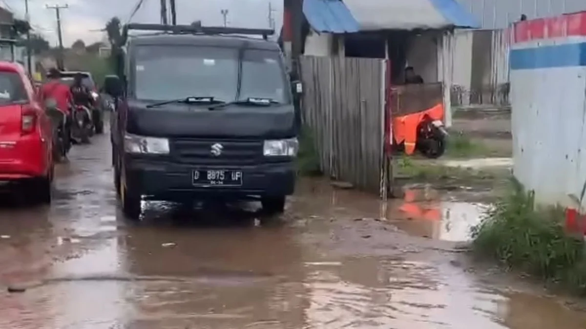 Jalan rusak dan berlubang di Kampung Kebon Kalapa, Desa Kertajaya, Kecamatan Padalarang, Kabupaten Bandung Barat (KBB). Selasa (19/3). Foto istimewa