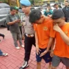 Dua orang pelaku spesialis pencurian mobil pikap saat digiring petugas di Mapolresta Bogor Kota, Jumat (22/3).