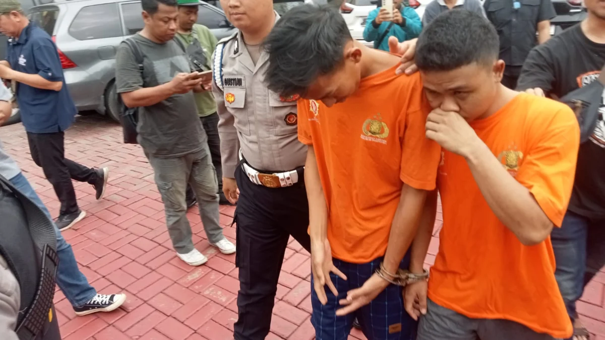 Kepolisian Amankan Pelaku Maling Spesial Pikap di Bogor Dua orang pelaku spesialis pencurian mobil pikap saat digiring petugas di Mapolresta Bogor Kota, Jumat (22/3).