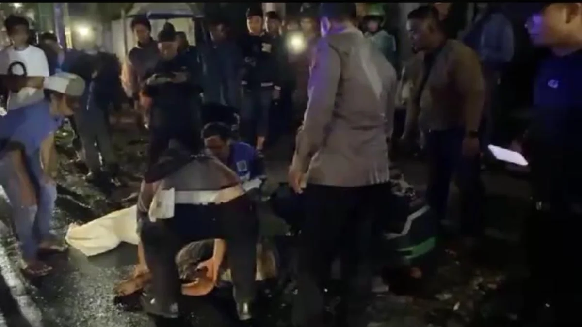 Pria tanpa identitas usai menabrakkan diri ke truk yang melintas di Kampung Sekarwangi, Kelurahan Cibadak, Kecamatan Cibadak, Kabupaten Sukabumi pada Jumat, 22 Maret 2024 malam.