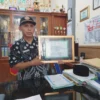 Kepala UPTD SMP Negeri 2 Banjar, Sarjo, menunjukkan penghargaan Adiwiyata tingkat nasional tahun 2023 di ruang kerjanya, Sabu 23 Maret 2024.