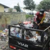 Petugas memilah sampah di TPS Pasar Induk Gedebage, Kota Bandung.