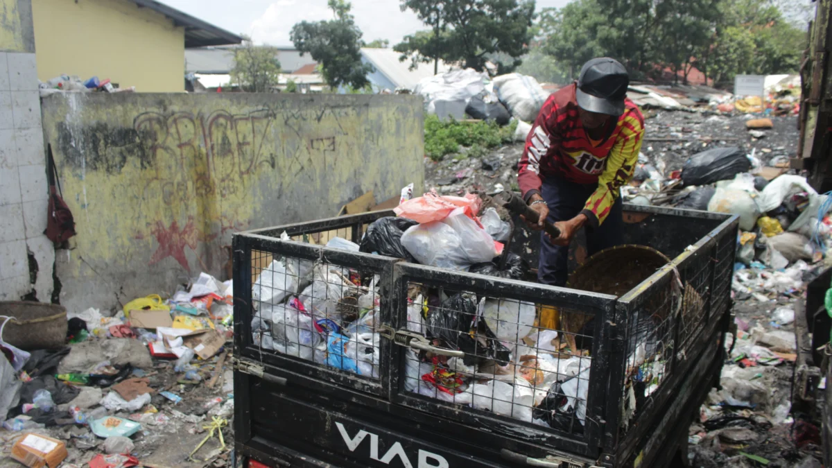 Petugas memilah sampah di TPS Pasar Induk Gedebage, Kota Bandung.
