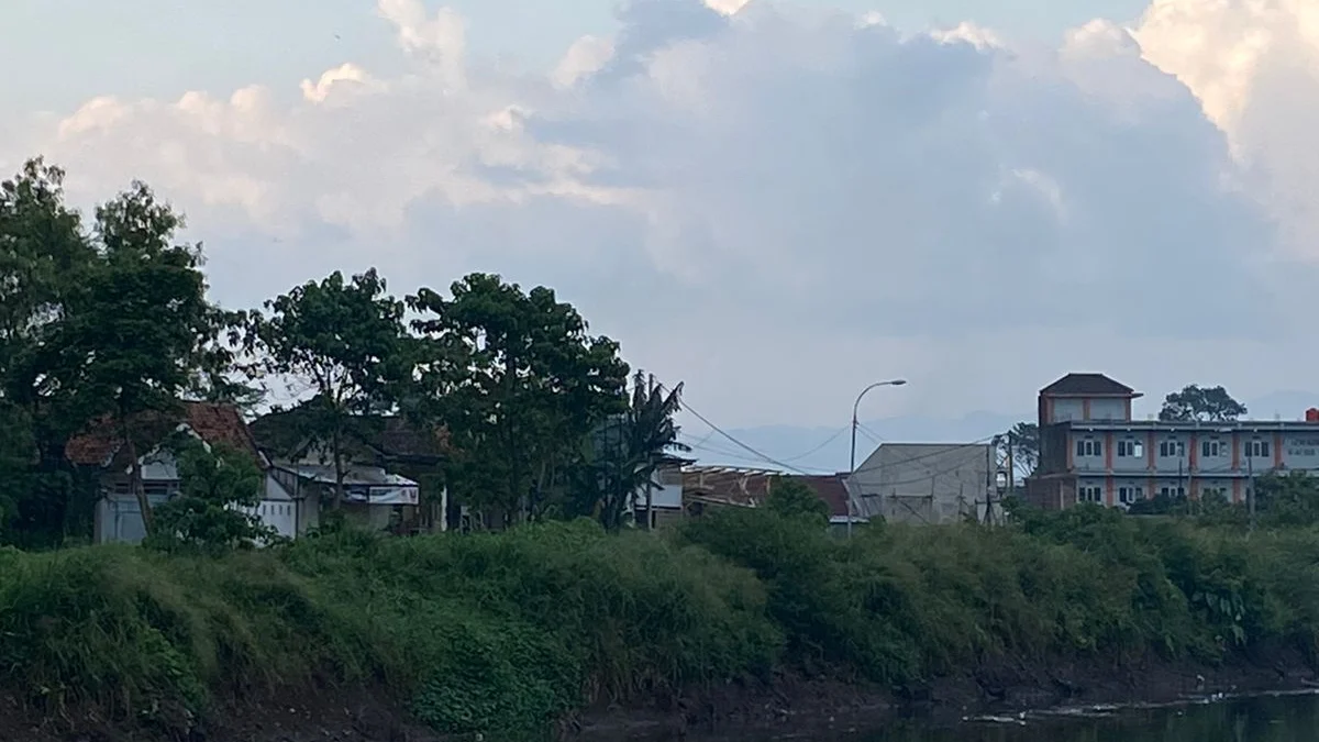 Petugas gabungan saat melakukan pencarian kepada seorang pemuda yanb dilaporkan hilang setelah loncat ke Sungai Citarum di Kampung Cisirung, Kelurahan Pasawahan, Kecamatan Dayeuhkolot, Kabupaten Bandung pada Minggu (24/3/2024). Foto Istimewa