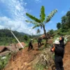 Petugas gabungan dari Korps Brimob tengah mengevakuasi material longsor di Kampung Gintung. Senin (25/3). Foto Jabarekspres