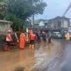 Petugas gabungan saat membersihkan bekas TPT yang ambruk di Jalan Kabandungan, Kota Sukabumi, Senin (25/3) pagi.