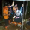 Tim SAR gabungan saat mencari satu korban yang tertimbun longsor di Kampung Babakan Rawa Haur, Desa Sentul, Kecamatan Babakan Madang, Kabupaten Bogor, Minggu (24/3) malam.