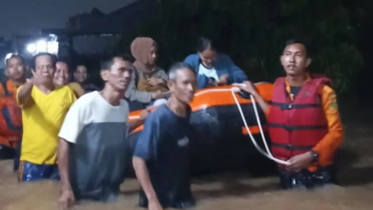 959 Bangunan di Kabupaten Bogor Terdampak Bencana Banjir dan Longsor Ilustrasi: BPBD Kabupaten Bogor saat mengevakuasi warga yang terdampak banjir.