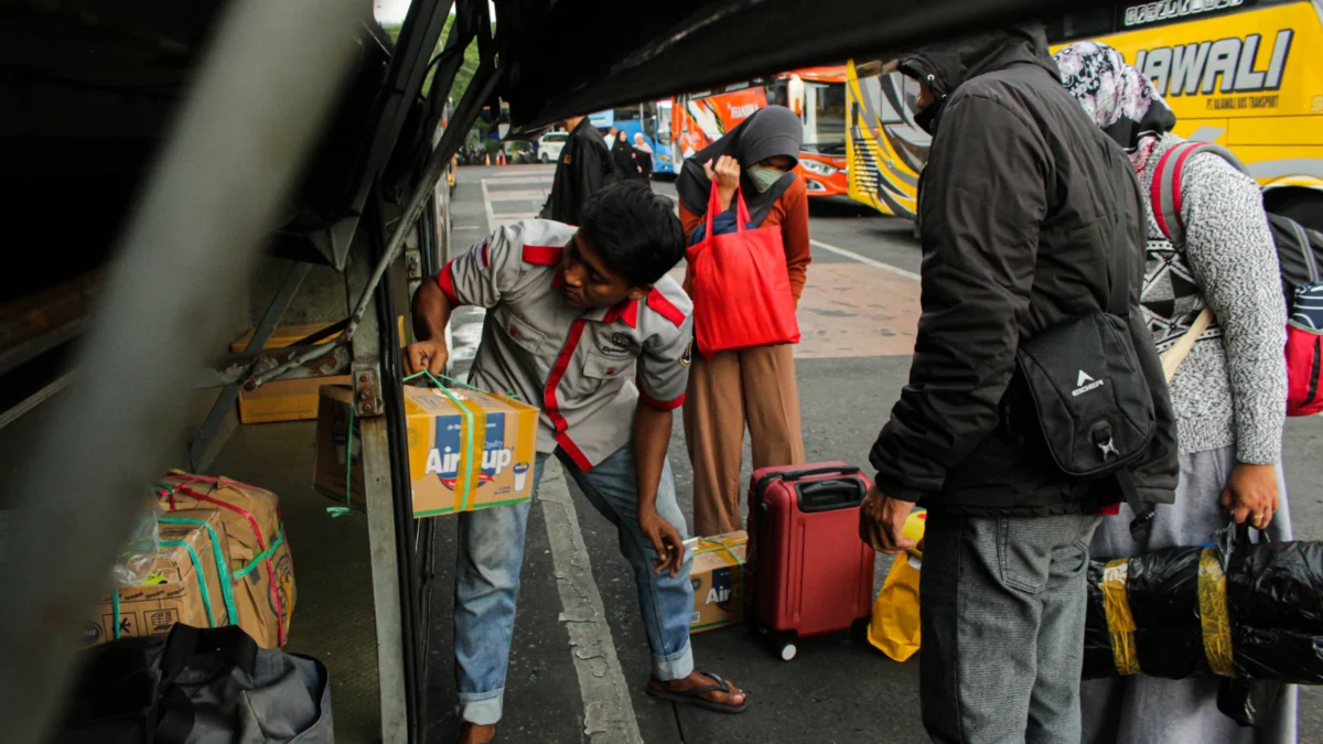 Ilustrasi: Calon penumpang mudik di Terminal Cicaheum, Kota Bandung.