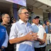 Menteri Perdagangan Republik Indonesia Zulkifli Hasan melakukan kunjungan kerja ke Kabupaten Bandung untuk melihat harga sembako menjelang lebaran 2024 di Pasar Sehat Soreang, Selasa (26/4/2024). Foto Agi Jabar Ekspres