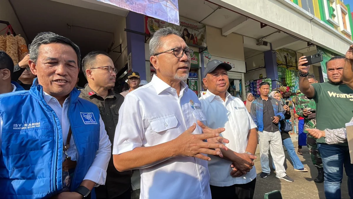 Menteri Perdagangan Republik Indonesia Zulkifli Hasan melakukan kunjungan kerja ke Kabupaten Bandung untuk melihat harga sembako menjelang lebaran 2024 di Pasar Sehat Soreang, Selasa (26/4/2024). Foto Agi Jabar Ekspres