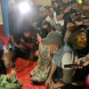 Menteri Sosial Tri Rismaharini saat mendengar keluhan dari pengungsi korban bencana longsor di Desa Cibenda, Kecamatan Cipongkor, Bandung Barat. Senin (25/3). Foto Jabarekspres