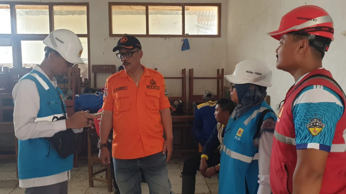 PLN Segara Pulihkan Jaringan Listrik di Wilayah Longsor Bandung Barat