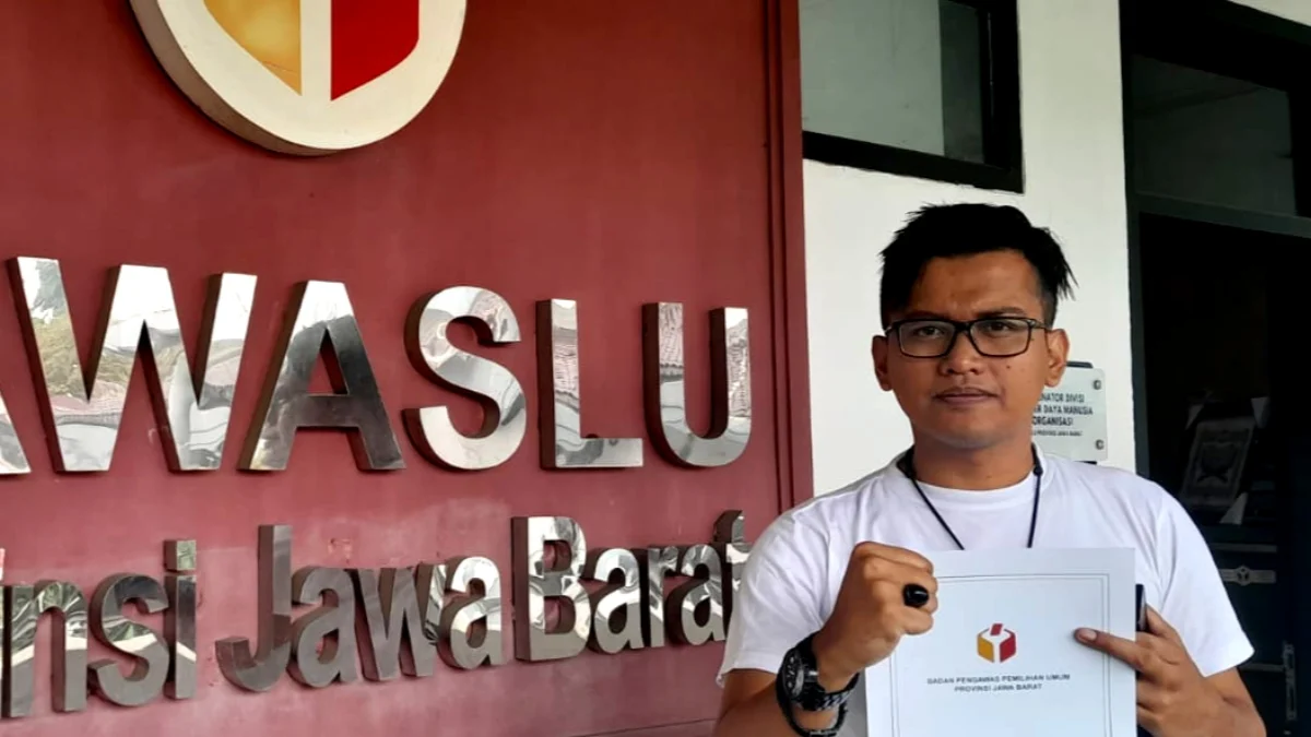 LBH BN usai menyerahkan laporan ke Bawaslu Jabar, Selasa (26/03).