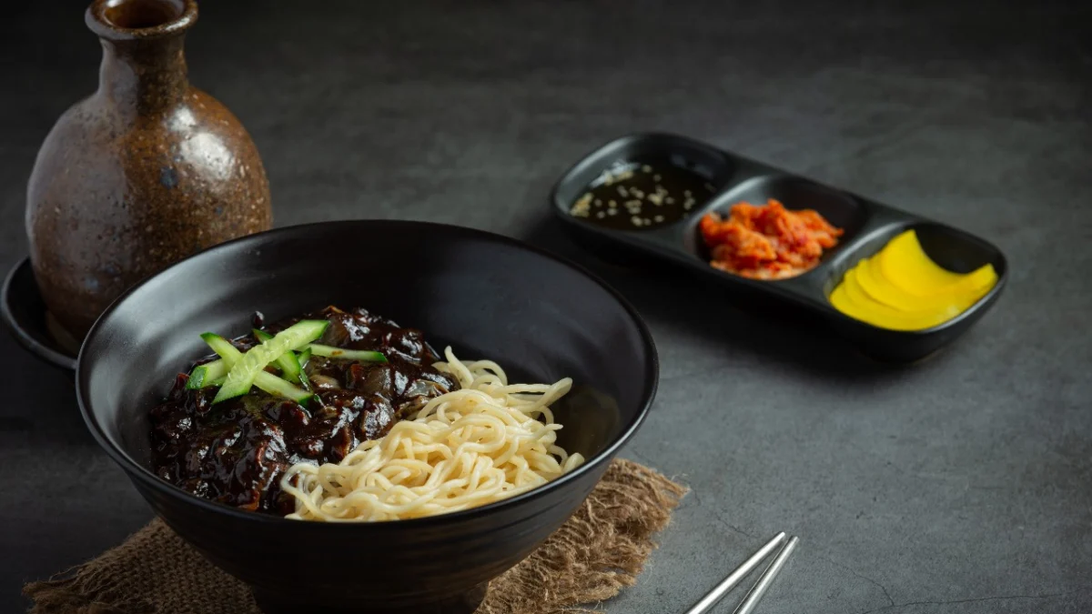 Jajangmyeon, Mie Saus Pasta Kacang Kedelai Hitam Khas Korea! (ilustrasi: Freepik)