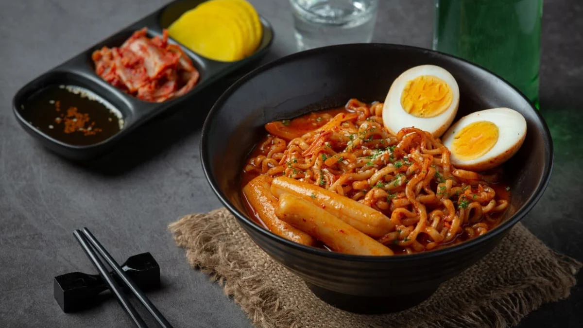 Menggugah Selera! Resep Rabokki dengan Cita Rasa Pedas, Manis, dan Gurih yang Khas (ilustrasi: Freepik)