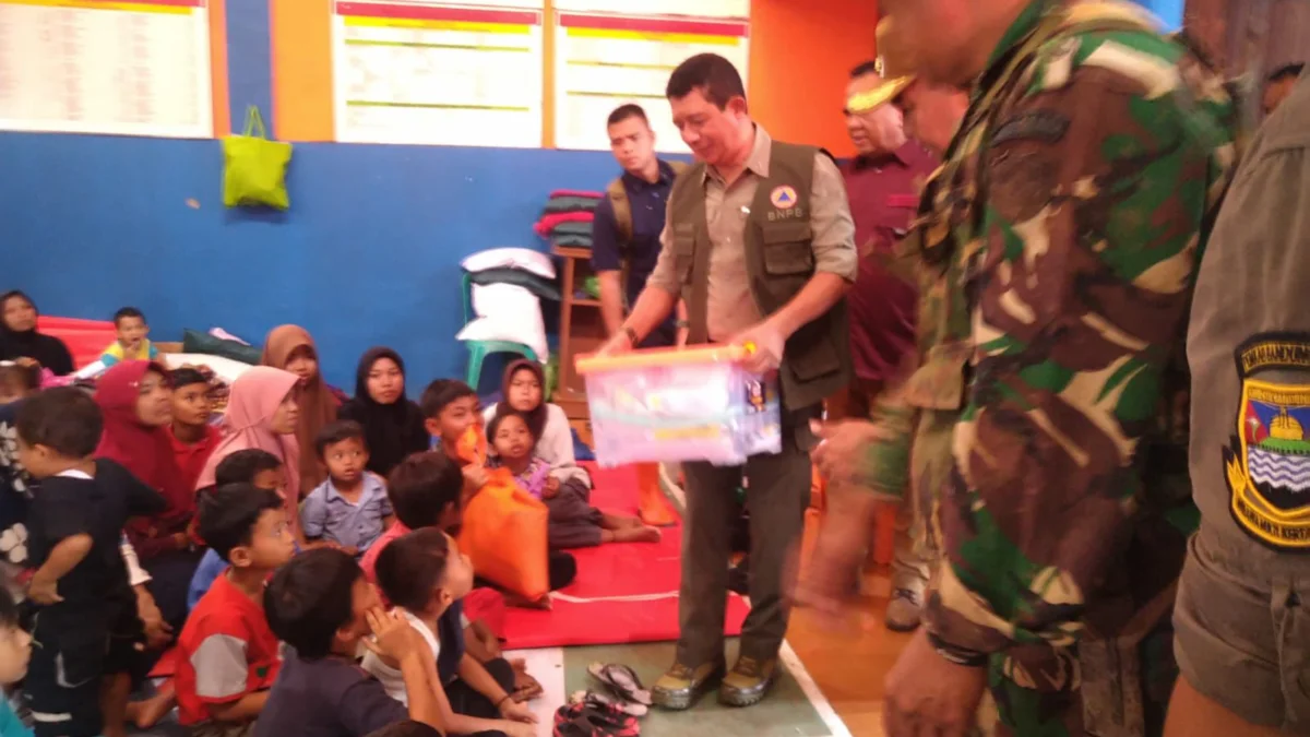 Kepala BNPB Letjen TNI Suharyanto saat meninjau posko pengungsian di Desa Cibedug, Kecamatan Cipongkor, KBB. Rabu (27/3). Foto Jabarekspres