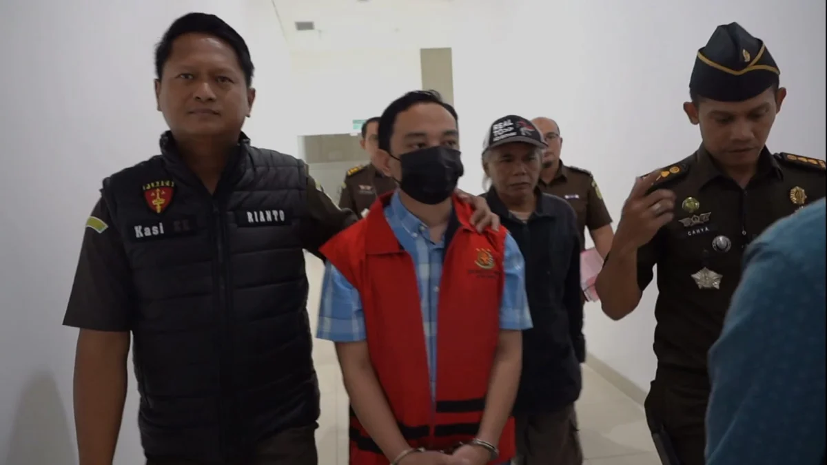 Ist. Kepala BKPSDM Kabupaten Majalengka, Irfan Nur Alam (INA) usai menjalani pemeriksaan sebagai tersangka kasus korupsi Pasar Sindang Kasih, Cigosang, di Kejati Jabar. Dok. Kejati Jabar.