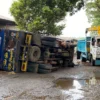 Truk terguling di Jalan Raya Babakan, Kecamatan Cikembar, Kabupaten Sukabumi, akibat jalan rusak, Rabu (27/3).