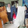 Ketua Tim Penggerak PKK Kota Banjar, Imas Masruroh (tengah), memegang celana jeans seharga Rp5 ribu dan pakaian di sampingnya seharga Rp10 ribu yang akan dijual di Bazar Ramadan di halaman Pendopo dan Alun-alun Kota Banjar.