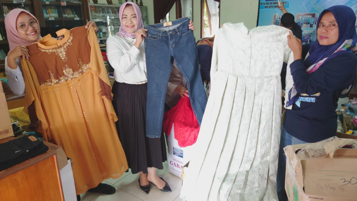 Ketua Tim Penggerak PKK Kota Banjar, Imas Masruroh (tengah), memegang celana jeans seharga Rp5 ribu dan pakaian di sampingnya seharga Rp10 ribu yang akan dijual di Bazar Ramadan di halaman Pendopo dan Alun-alun Kota Banjar.