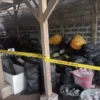 Anggota Polsek Pataruman memasang garis polisi (police line) di lokasi pengolahan limbah infus milik yayasan di wilayah Tanjungsukur, Kota Banjar.