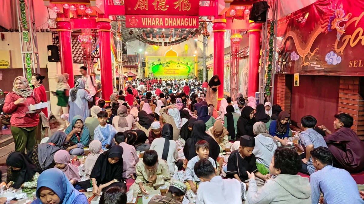 Ratusan warga saat mengikuti buka puasa bersama di Vihara Dhanagun, Suryakencana, Kota Bogor.