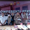 Polda Jabar saat melakukan konferensi pers kasus penyelundupan senpi ilegal oleh HSL di Cimenyan, Kabupaten Bandung, Rabu (27/3).