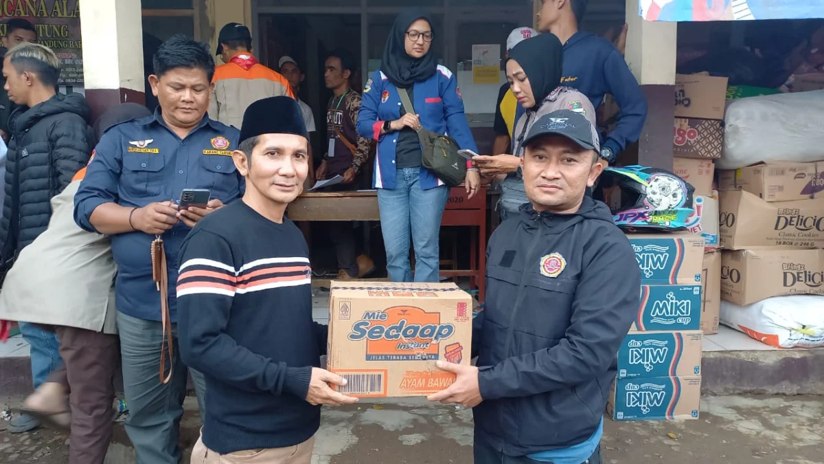 Karang Taruna KBB Salurkan Bantuan untuk Korban Longsor Karang Taruna KBB bersama sejumlah perwakilan turut menyalurkan bantuan ke para korban longsor di Cipongkor, KBB, Rabu (27/3).