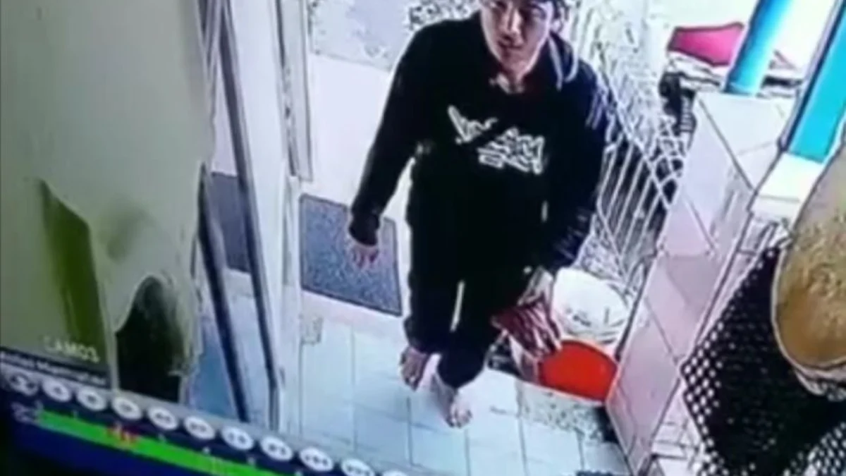 Tampak maling kotak amal di Majid Al-Ikhlas SubangJaya, Kota Sukabumi.