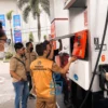 Pengecekan tabung BBM di salah satu SPBU di Kota Cimahi.