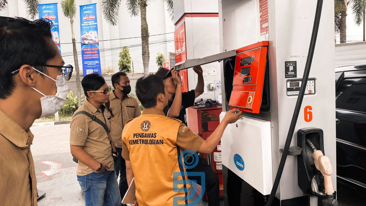 Pengecekan tabung BBM di salah satu SPBU di Kota Cimahi.