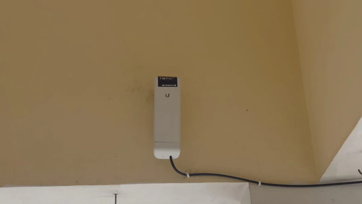 Perangkat milik perusahaan penyedia jasa layanan internet Pemkot Banjar, 7 Sky Net, terpasang di salah bangunan di Pendopo Kota Banjar, Kamis 28 Maret 2024.
