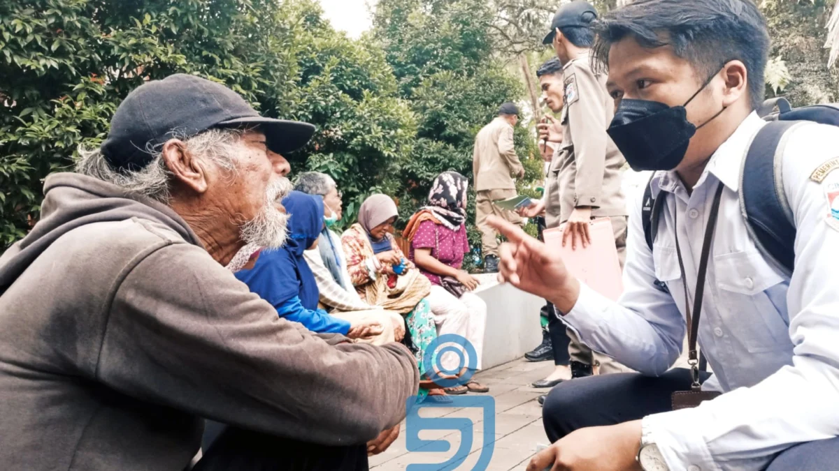 Sosialisasi dan pemberian imbauan serta Surat Pernyataan (SP) oleh Dinsos Kota Cimahi pada gepeng yang terjaring razia.
