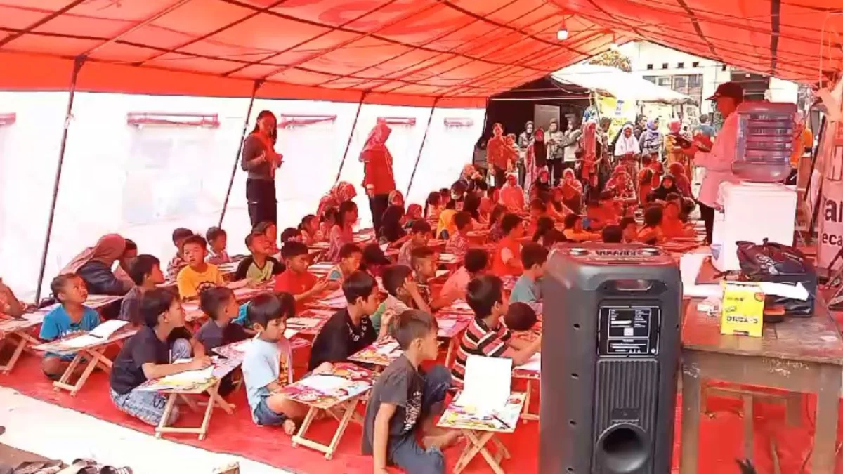 Proses KBM Darurat di Lokasi Longsor KBB Berjalan Lancar Puluhan anak sekolah dasar ikut kegiatan belajar mengajar darurat di halaman SDN Cibenda, KBB, Kamis (28/3).