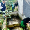 Pj Wali Kota Cimahi, Dicky Saromi dalam Kegiatan Gerakan Serentak Pemberantasan Sarang Nyamuk di Kelurahan Cibabat.