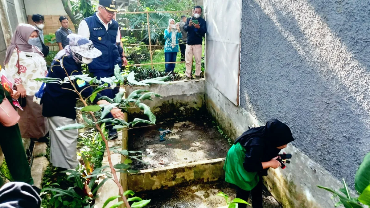 Pj Wali Kota Cimahi, Dicky Saromi dalam Kegiatan Gerakan Serentak Pemberantasan Sarang Nyamuk di Kelurahan Cibabat.