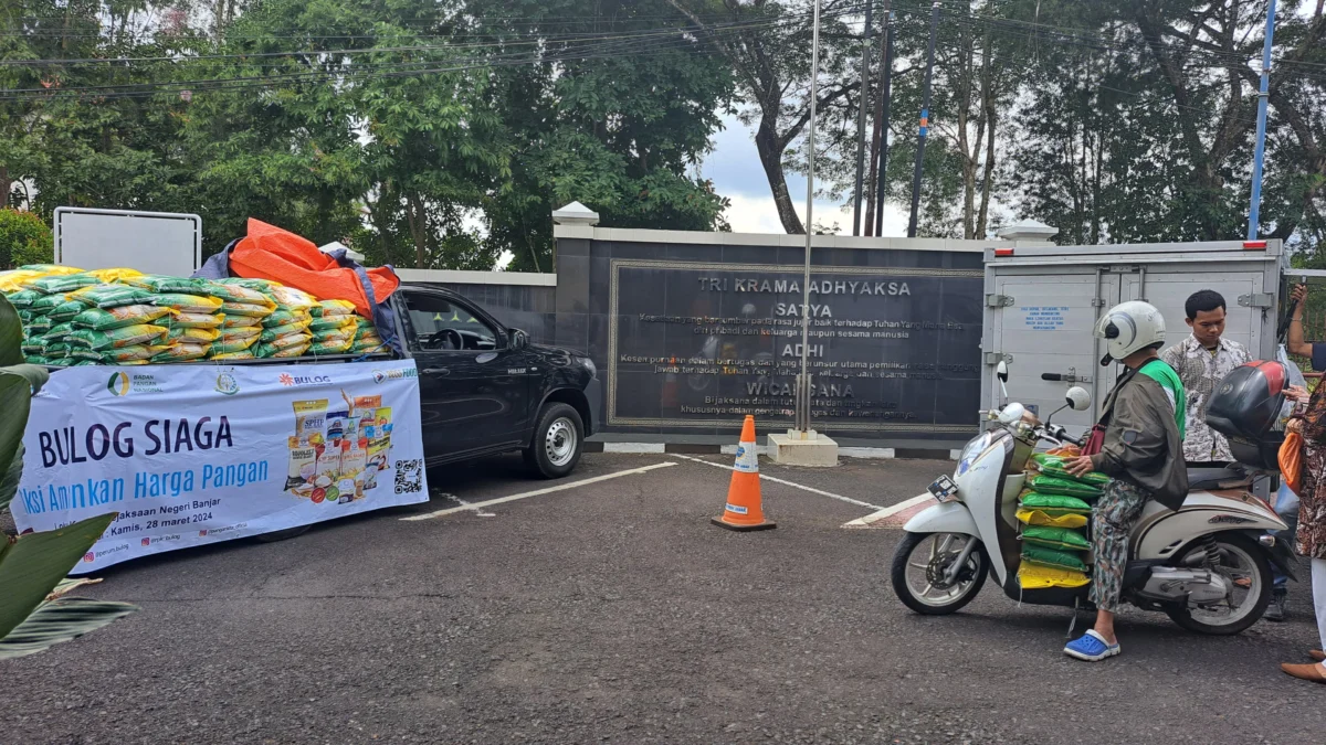 Kejaksaan Negeri Kota Banjar menggelar pasar murah bekerjsama dengan Bulog Ciamis, di halaman Kantor Kejaksaan Negeri Banjar, Kamis 28 Maret 2024.